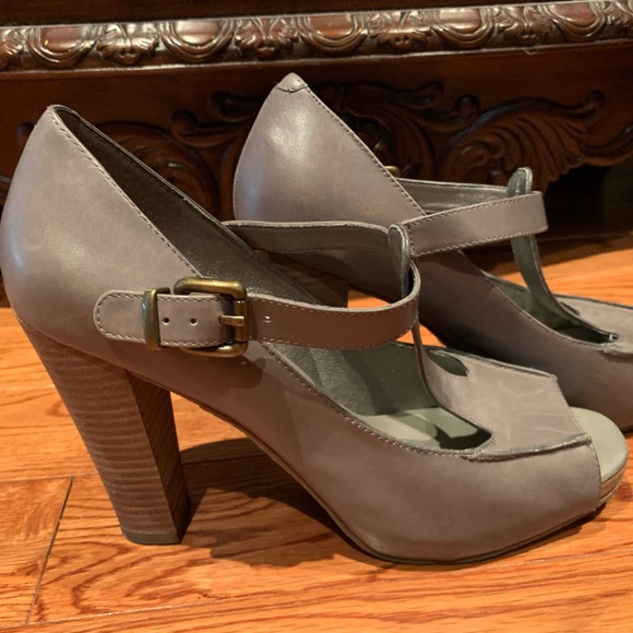 Banana Republic Shoes - Banana Republic grey heels